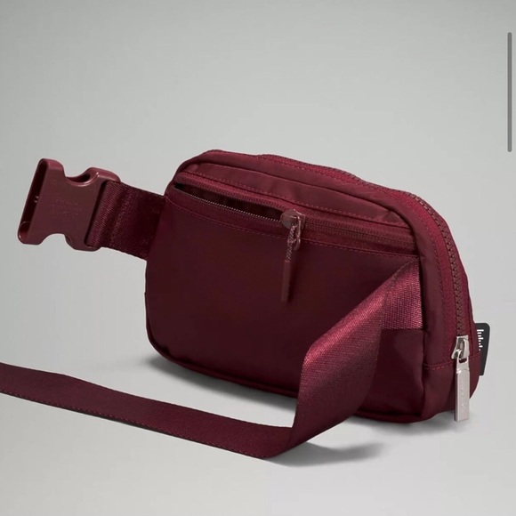 Lululemon Everywhere Belt Bag NWT - Picture 2 of 4